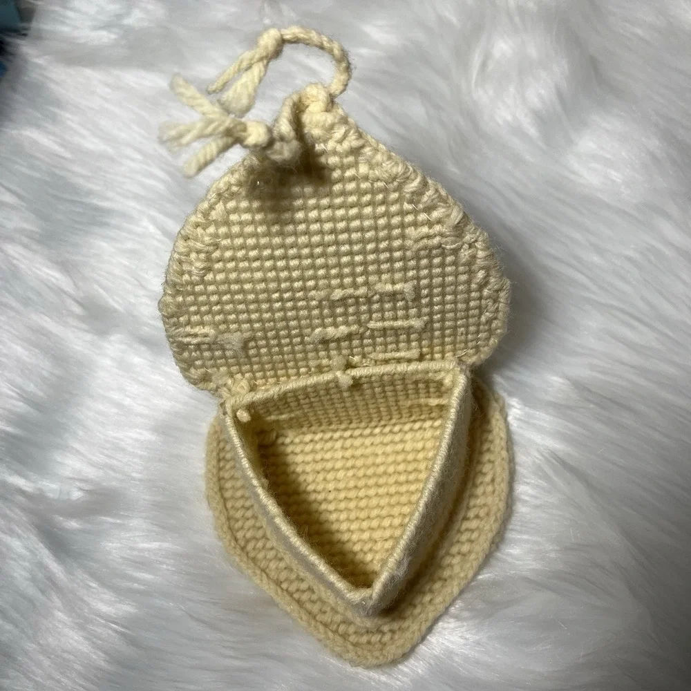 VTG Embroidered Heart Trinket Box Plastic‎ Canvas Crochet Yarn Keepsake Jewelry